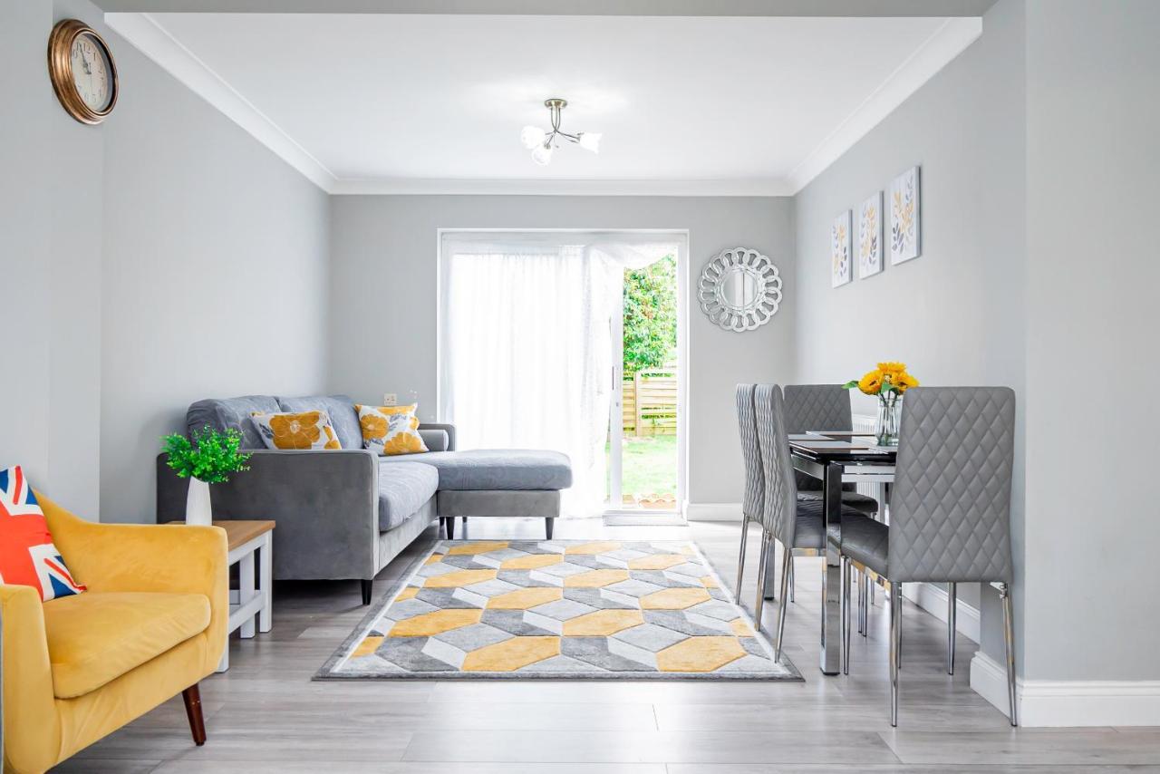 Stunning Place, Close To Windsor & Heathrow & Private Parking Burnham  Eksteriør bilde