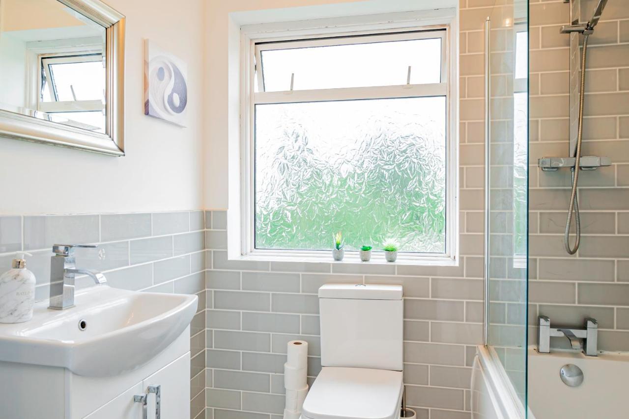 Stunning Place, Close To Windsor & Heathrow & Private Parking Burnham  Eksteriør bilde
