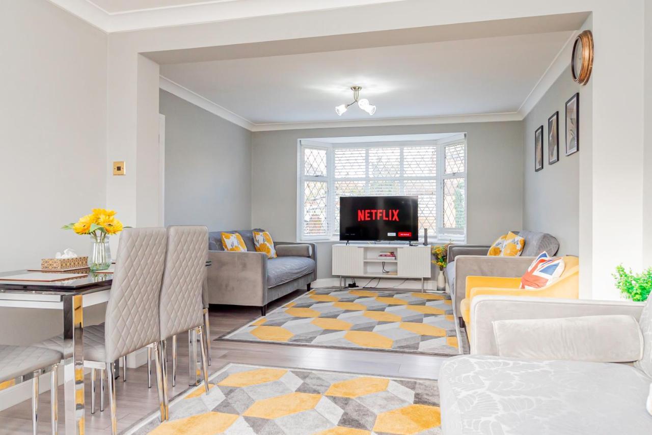 Stunning Place, Close To Windsor & Heathrow & Private Parking Burnham  Eksteriør bilde